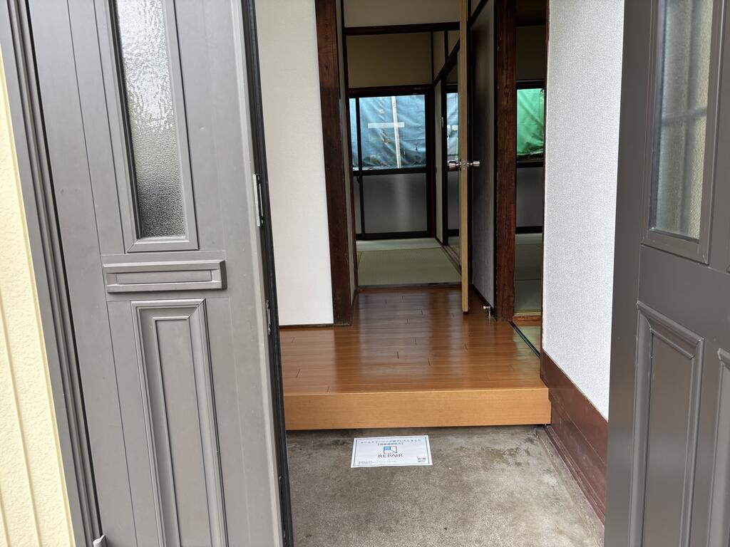 相鉄本線 和田町駅 バス乗車時間：12分 最寄りバス停で下車 徒歩2分 1階建 築60年の玄関写真