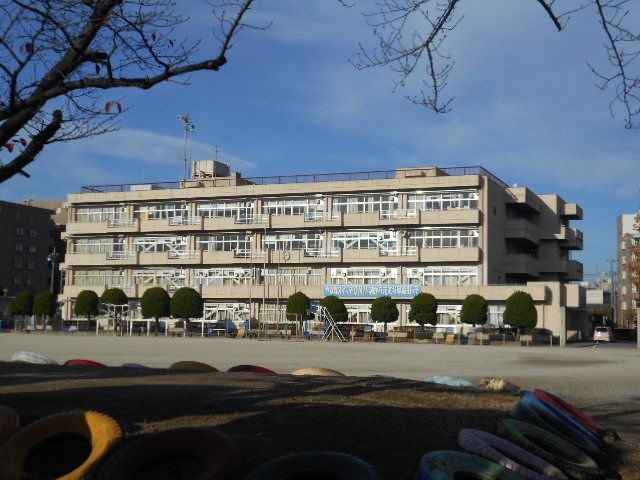 小学校　三郷市立早稲田小学校（小学校）まで444m