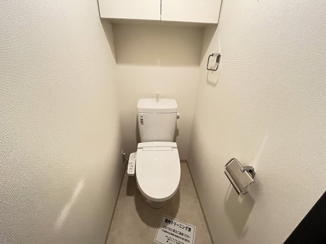 トイレ　落ち着いた色調のトイレです