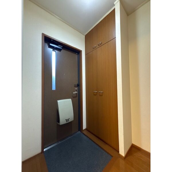 玄関　同物件・別部屋の写真となります（左右反転）