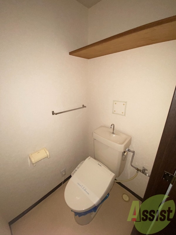 トイレ　トイレは温水洗浄便座付きで上部には収納スペースも！