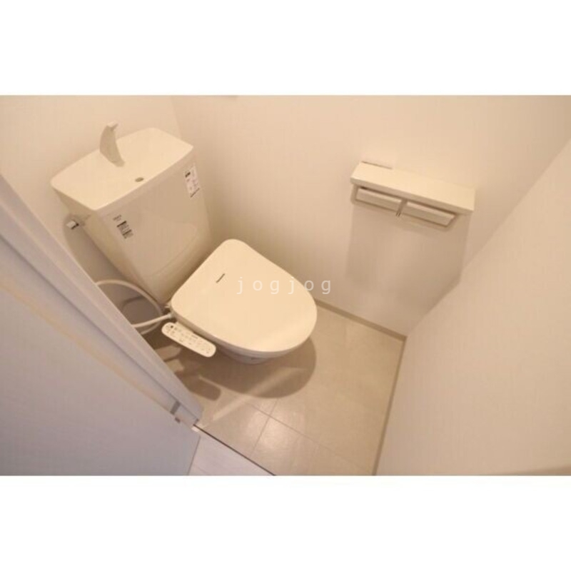 トイレ　嬉しい温水洗浄便座付きのトイレです。