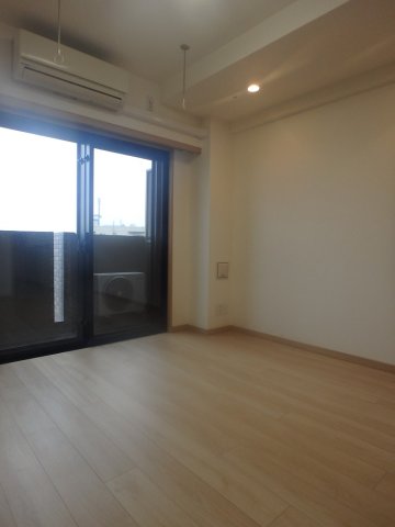 居室・リビング　「明るい色の床材を使用したお部屋です」