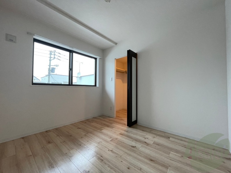 その他部屋・スペース　寝室はこちらです。光が差し込む、温かみのあるお部屋です。