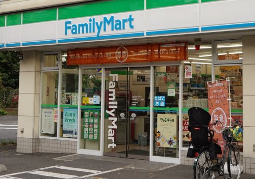 コンビニ　ファミリーマート 衣屋読売ランド駅前店（コンビニ）まで440m