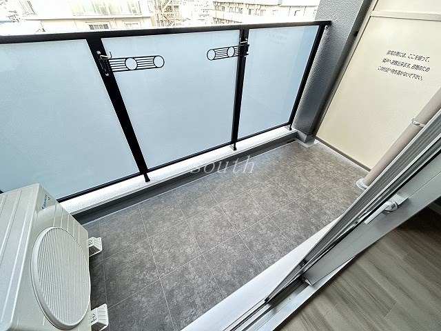 バルコニー　部屋により室内カラーが異なります