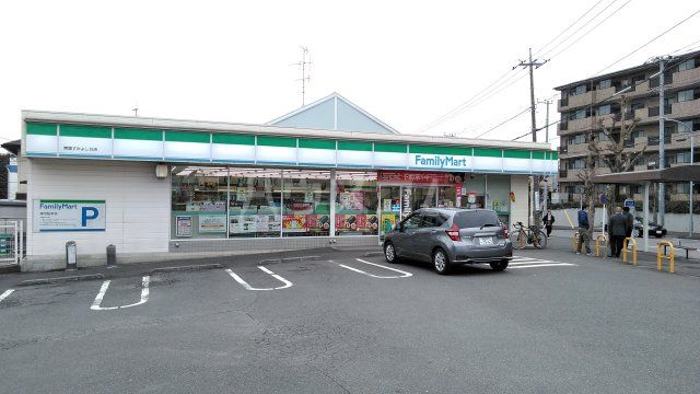 コンビニ　ファミリーマート 青葉すみよし台店（コンビニ）まで889m