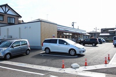 コンビニ　セブンイレブン名古屋春田4丁目店（コンビニ）まで308m