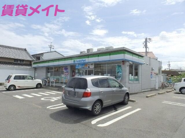 コンビニ　ファミリーマート四日市東坂部店（コンビニ）まで554m