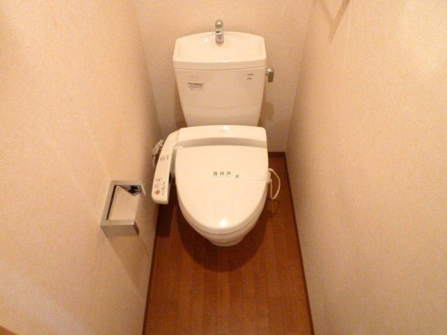 トイレ　温水洗浄便座付のトイレです。
