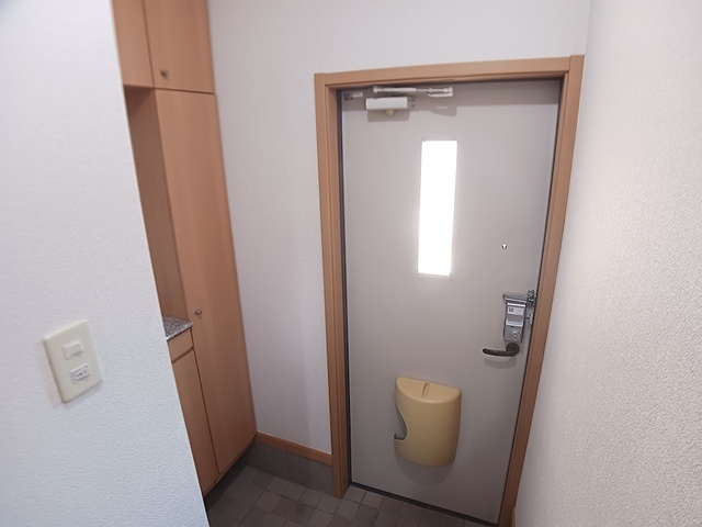 ＪＲ常磐線 牛久駅 徒歩18分 3階建 築23年の玄関写真