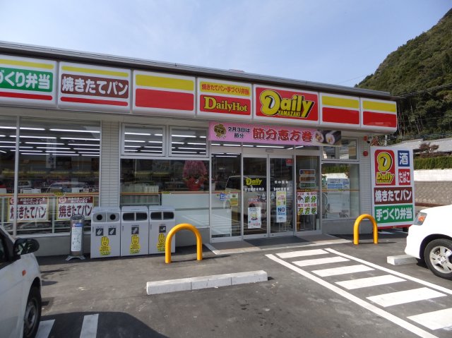 コンビニ　デイリーヤマザキセンター 宮本店（コンビニ）まで142m
