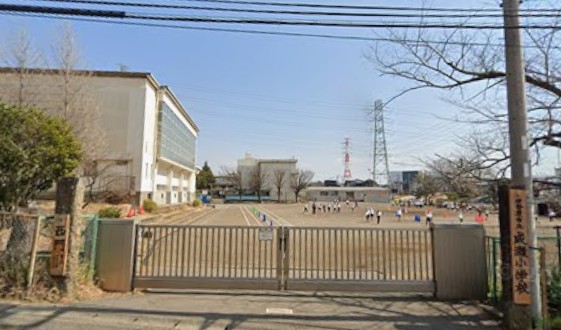 小学校　伊勢原市立成瀬小学校（小学校）まで555m