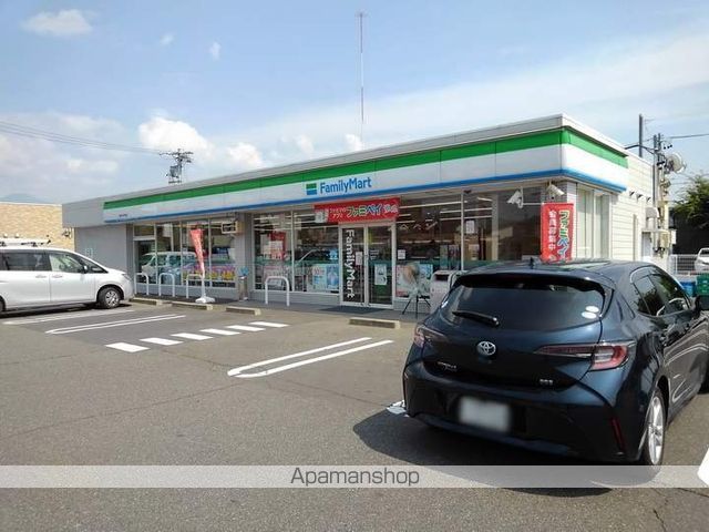 コンビニ　ファミリーマート（コンビニ）まで120m