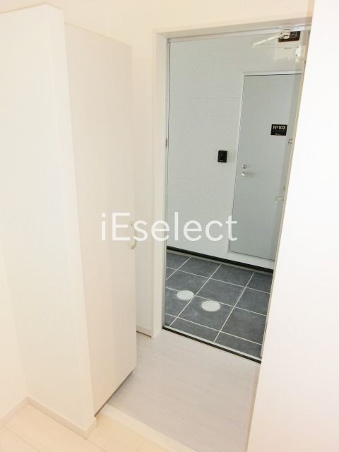 玄関　玄関にはトールタイプのシューズボックス。