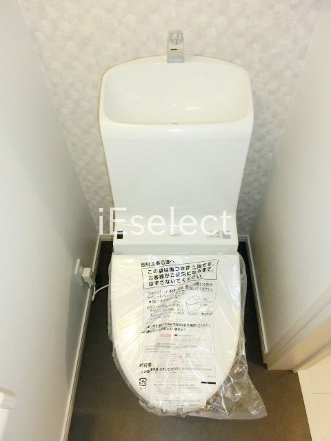 トイレ　温水洗浄便座付きのトイレ。