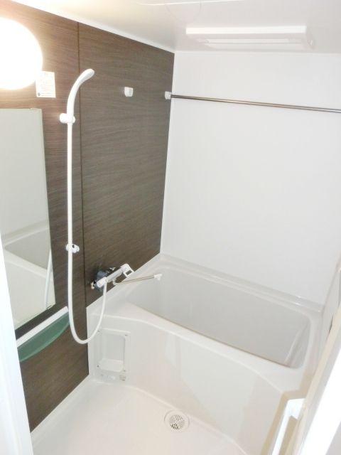 バス・シャワールーム　キレイなバスルーム。雨の日に便利な浴室乾燥が付いてます。
