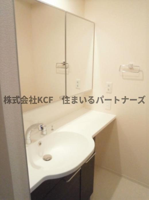 洗面設備　明るい洗面所です