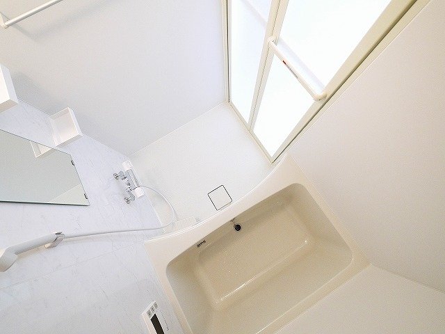 バス・シャワールーム　コンパクトで使いやすいお風呂です