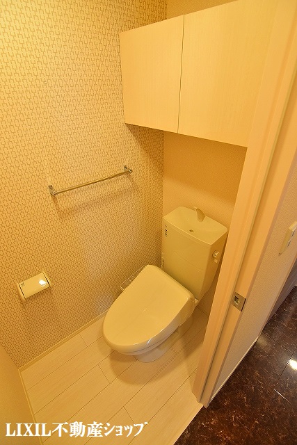 トイレ　上部に収納のある温水洗浄暖房便座のトイレです。
