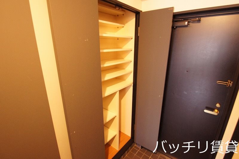 玄関　別号室タイプの為、現状を優先いたします