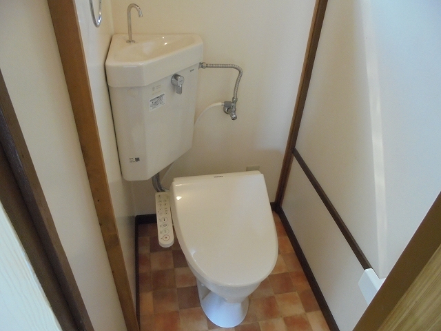 京王線 下高井戸駅 徒歩10分 2階建 築57年のトイレ写真
