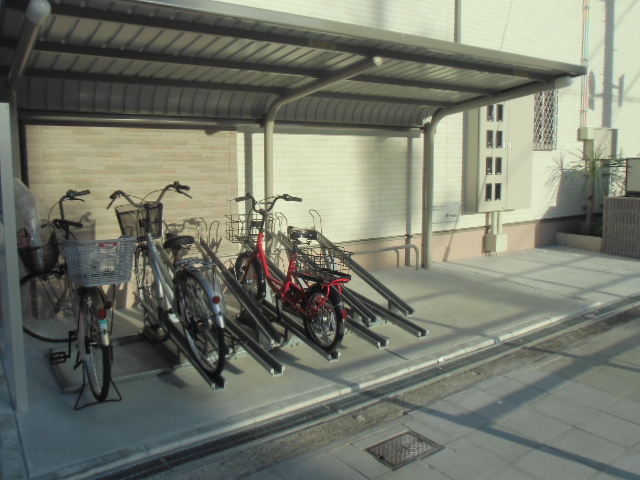 エントランス　駐輪・バイク置き場です☆