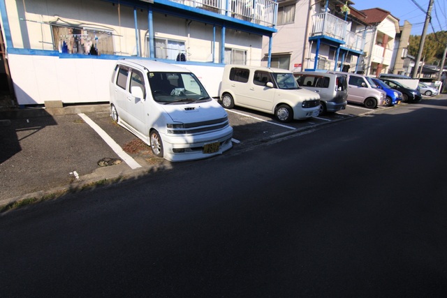 【松山市北久米町のアパートの駐車場】