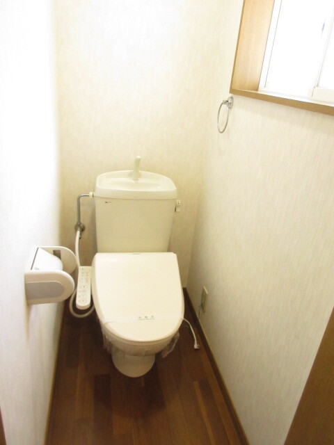 トイレ　温水洗浄便座あり。トイレに窓あり、換気良し