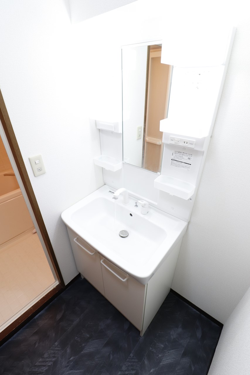 洗面設備　※同物件、別部屋の写真です。