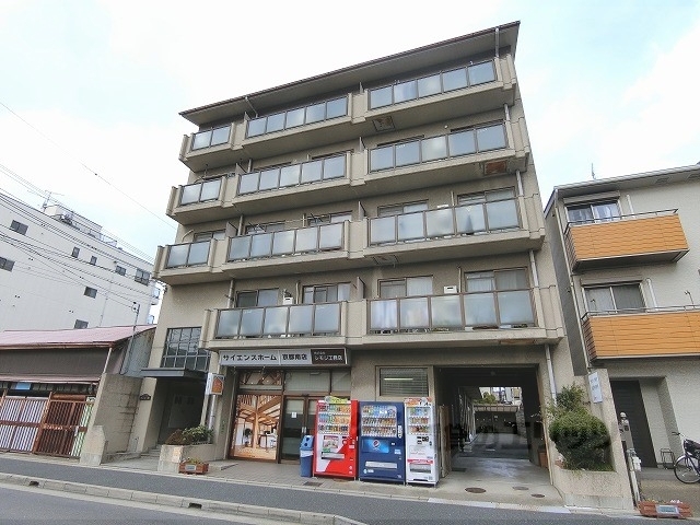 京都市南区西九条針小路町のマンションの建物外観