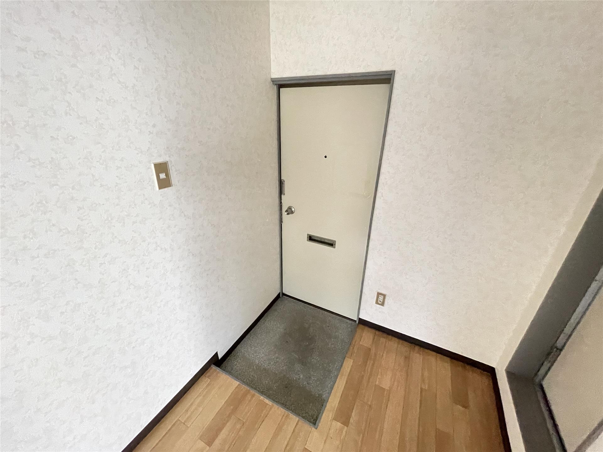 玄関　靴を置くスペースもあります☆