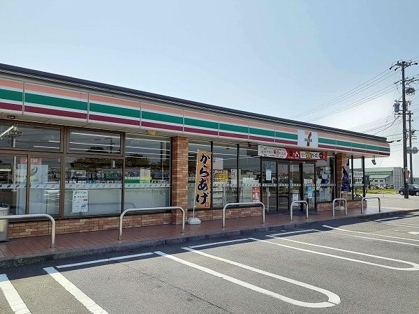 【鈴鹿市稲生塩屋のアパートのコンビニ】