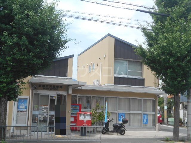 【京都市右京区嵯峨広沢池下町のマンションの郵便局】