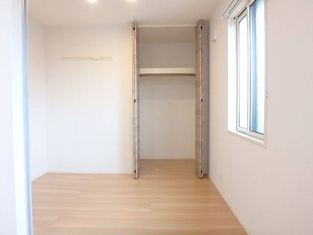 収納　ハンガーパイプを設けたクローゼット