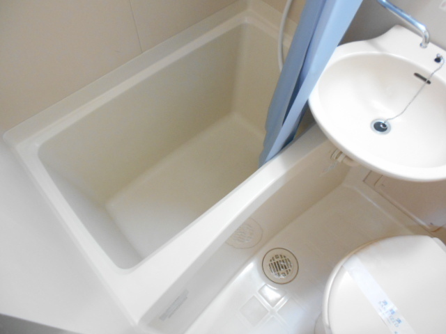 バス・シャワールーム　風呂トイレ同室ですが浴槽が広いです