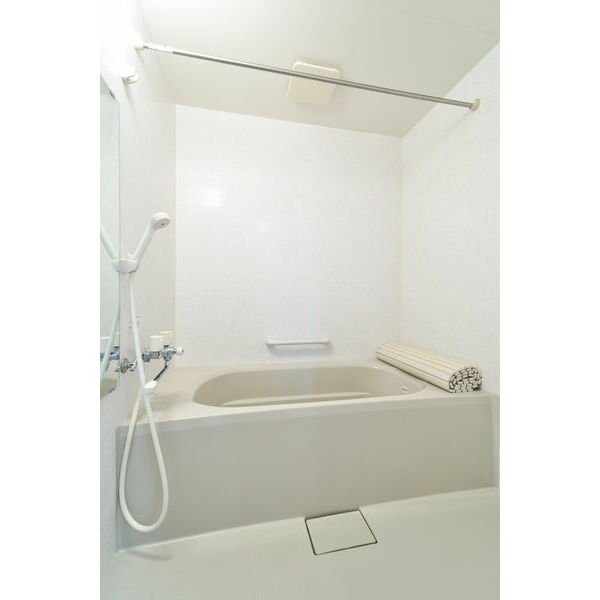 バス・シャワールーム　約一坪の広いお風呂！疲れた体を癒してください。