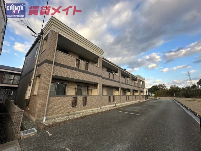 伊勢市神田久志本町のアパートの建物外観