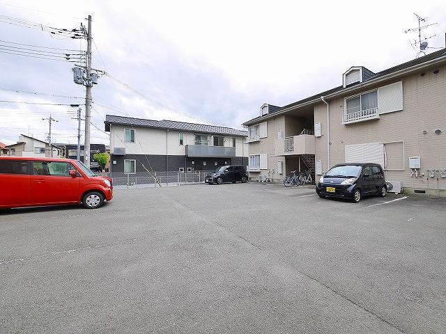 【奈良市法華寺町のマンションの駐車場】