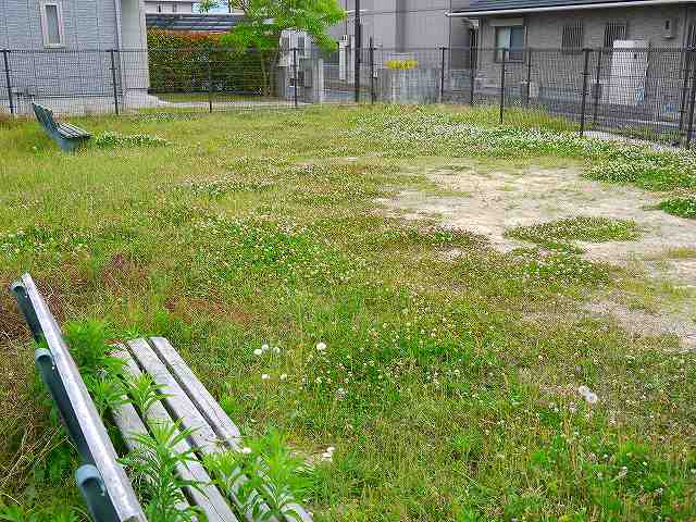 【奈良市法華寺町のマンションの公園】