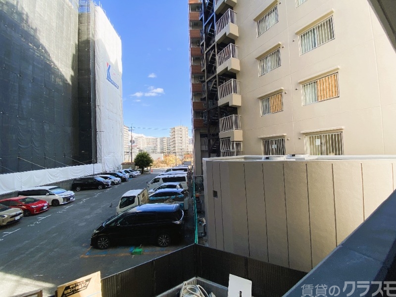 眺望　バルコニー前が駐車場なので日は入ります！