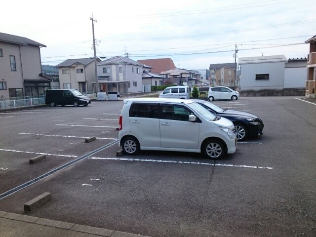 【河北郡津幡町字横浜のアパートの駐車場】