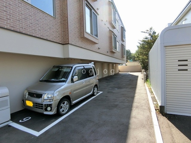 【札幌市厚別区厚別東四条のアパートの駐車場】