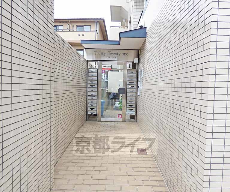 【京都市上京区伊佐町のマンションのエントランス】