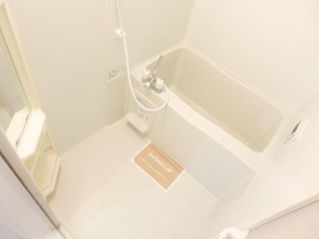 バス・シャワールーム　清潔感のあるバスルームです。