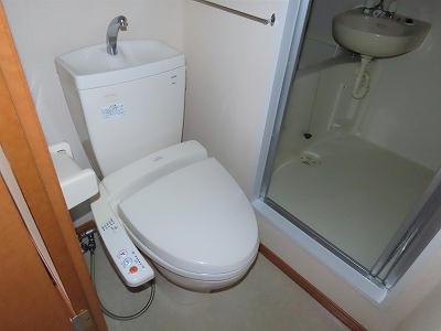 トイレ　トイレ内にお風呂の入口扉があります