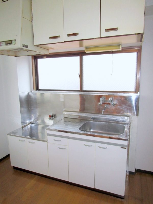 キッチン　他室参考写真　ガスキッチン　流し台前　窓あり採光　通風　換気