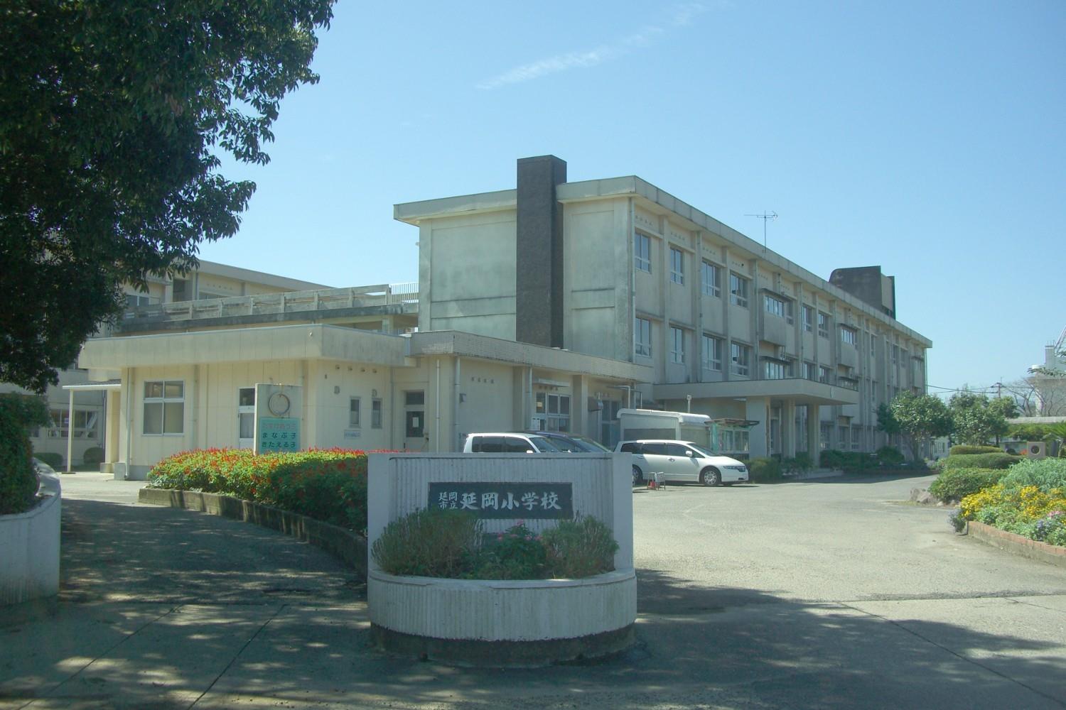 小学校　延岡市立延岡小学校（小学校）まで920m