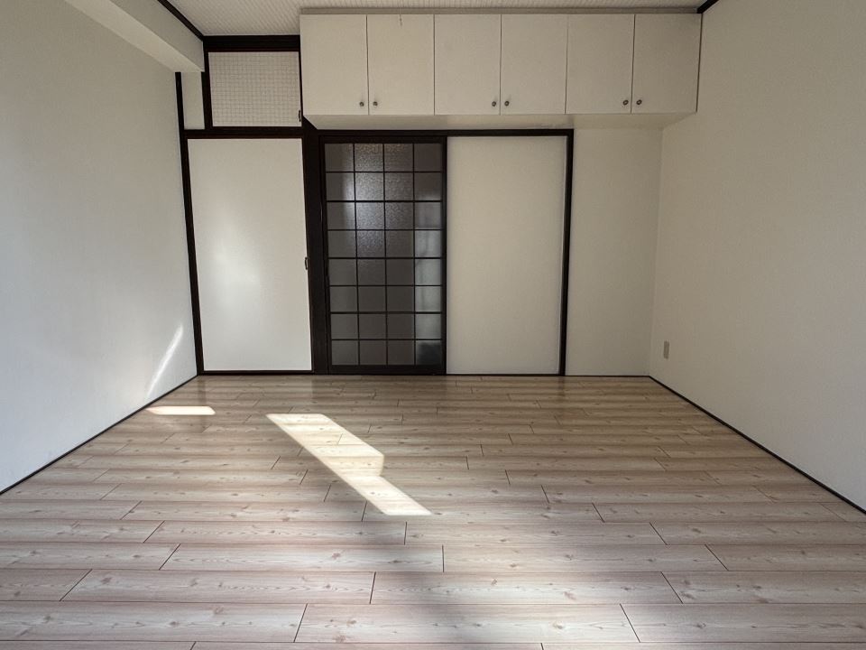 居室・リビング　白系の床材を使用した８畳のお部屋です☆