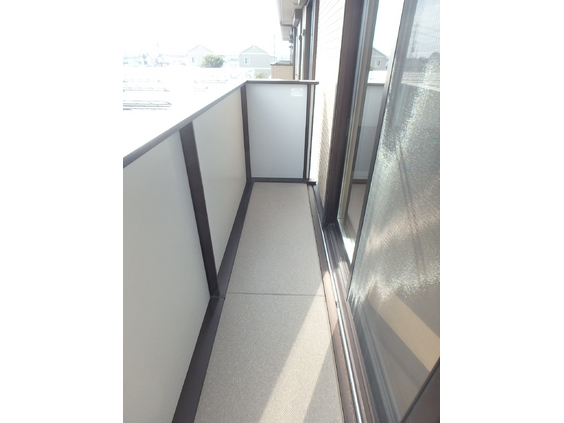 バルコニー　南向きで明るいバルコニー。